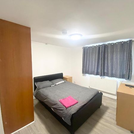 The Heathrow Lodge London Uk ウェスト・ドレイトン、ロンドン エクステリア 写真