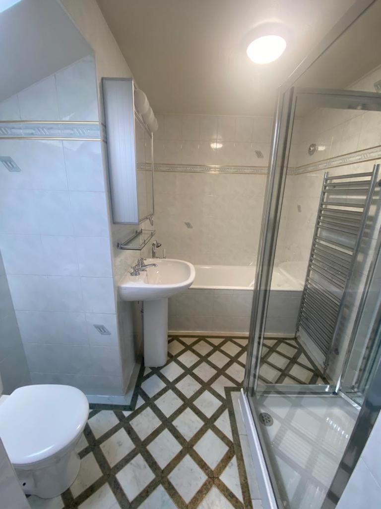 The Heathrow Lodge London Uk ウェスト・ドレイトン、ロンドン エクステリア 写真