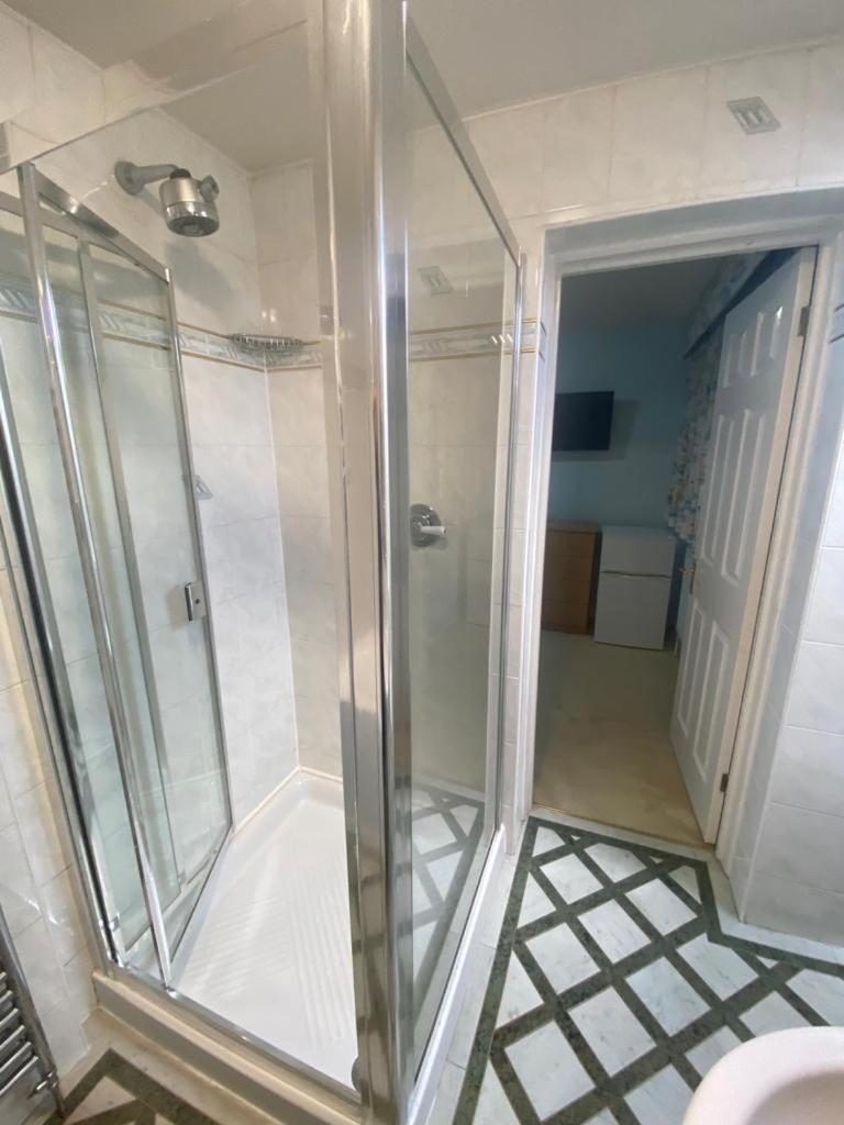The Heathrow Lodge London Uk ウェスト・ドレイトン、ロンドン エクステリア 写真