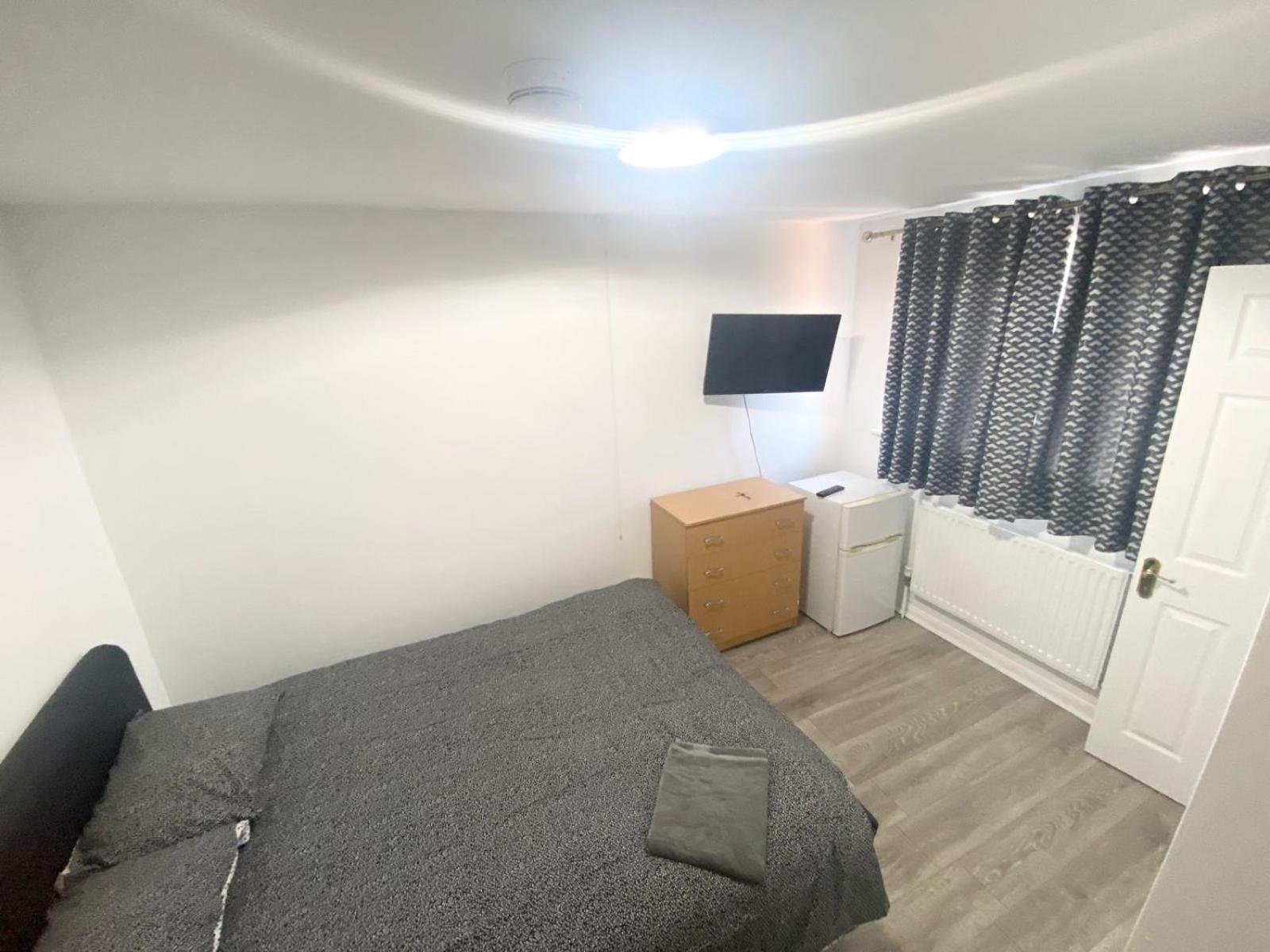 The Heathrow Lodge London Uk ウェスト・ドレイトン、ロンドン エクステリア 写真